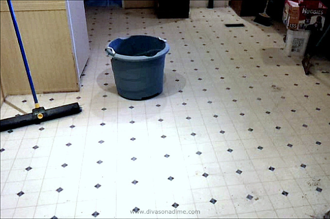 Here’s the BEST step by step tutorial on DIY paper bag floor. We got a high end look for a low end cost. Like a cross between leather and cork. Beautiful! This floor has been down for 3 years and still looks GREAT! In the kitchen, no less!