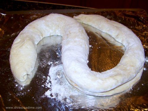 A delightfully creepy treat for Halloween! An easy pepperoni and cheese filled calzone shaped like a snake. Ready to slither onto your plate!